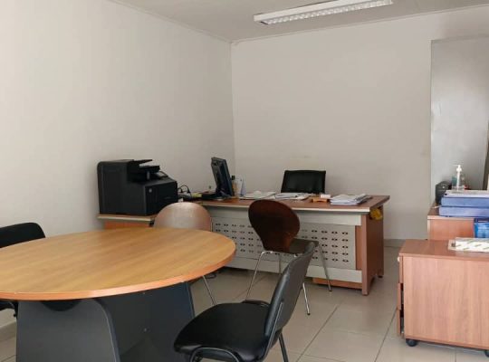 Complexe de 7 bureaux, une salle de bain avec possibilité d’en faire une deuxième.