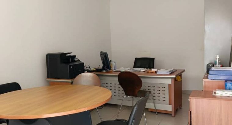 Complexe de 7 bureaux, une salle de bain avec possibilité d’en faire une deuxième.