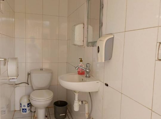 Complexe de 7 bureaux, une salle de bain avec possibilité d’en faire une deuxième.