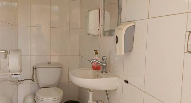Complexe de 7 bureaux, une salle de bain avec possibilité d’en faire une deuxième.