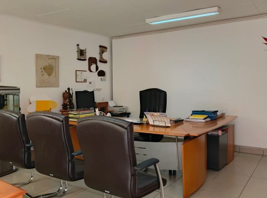 Complexe de 7 bureaux, une salle de bain avec possibilité d’en faire une deuxième.