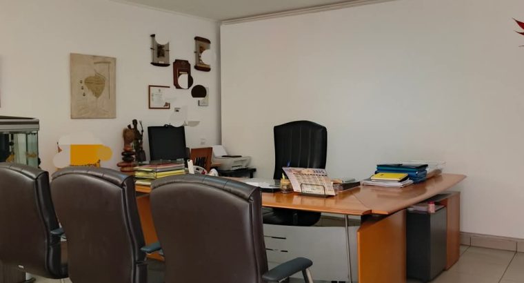 Complexe de 7 bureaux, une salle de bain avec possibilité d’en faire une deuxième.