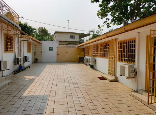 Complexe de 7 bureaux, une salle de bain avec possibilité d’en faire une deuxième.
