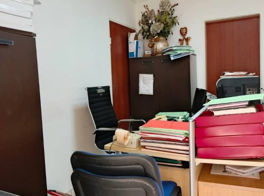 Complexe de 7 bureaux, une salle de bain avec possibilité d’en faire une deuxième.