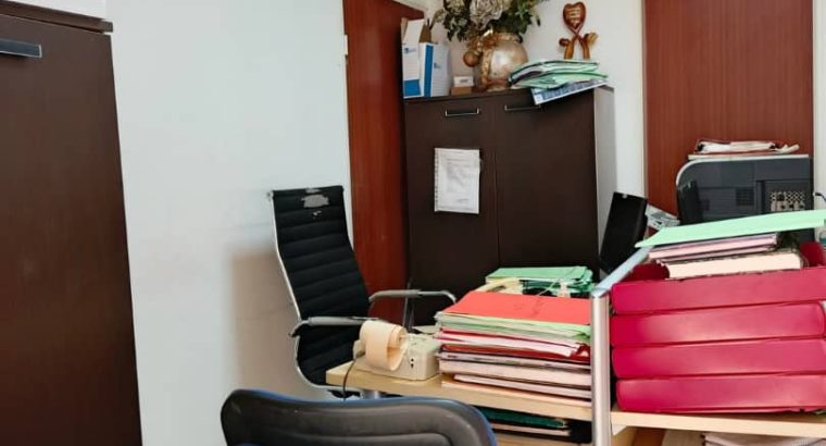 Complexe de 7 bureaux, une salle de bain avec possibilité d’en faire une deuxième.
