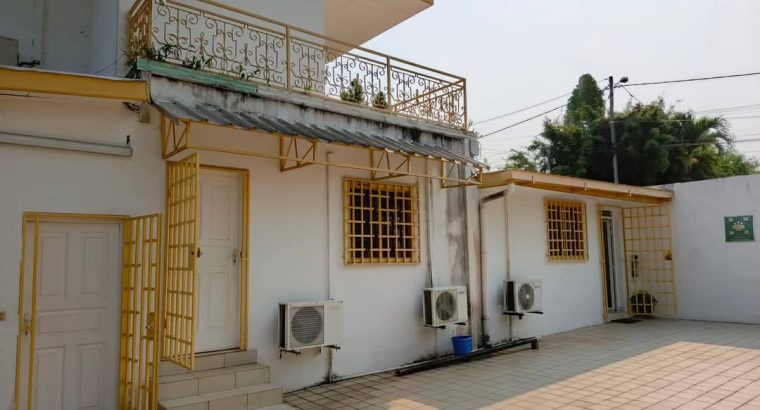 Complexe de 7 bureaux, une salle de bain avec possibilité d’en faire une deuxième.