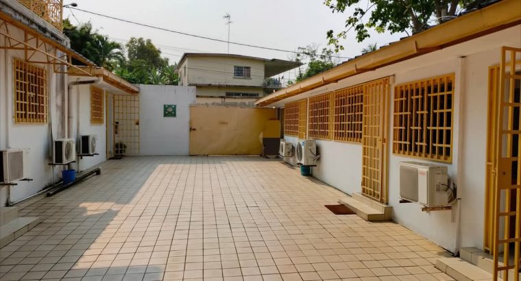 Complexe de 7 bureaux, une salle de bain avec possibilité d’en faire une deuxième.