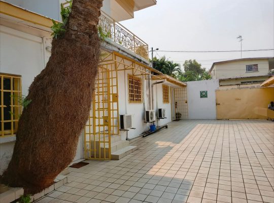 Complexe de 7 bureaux, une salle de bain avec possibilité d’en faire une deuxième.