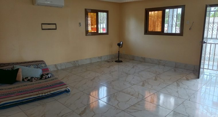 Villa de 3 Chambres à Angondje Village