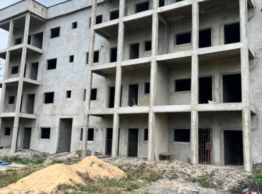 Grand Immeuble inachevé de 16 appartements