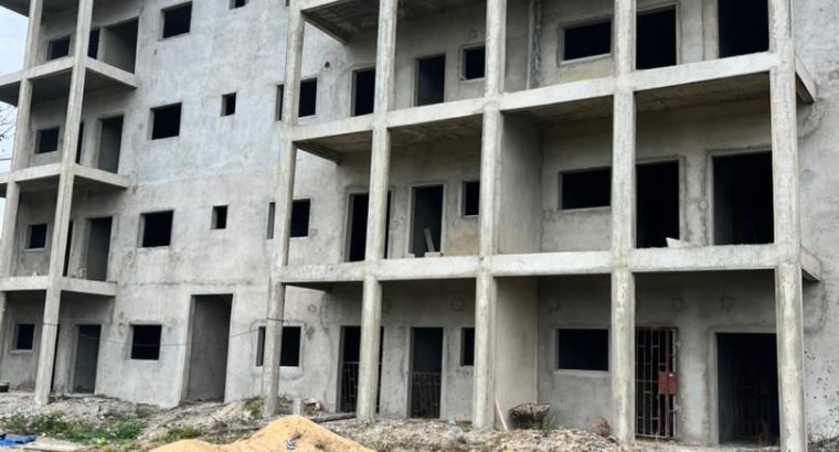 Grand Immeuble inachevé de 16 appartements