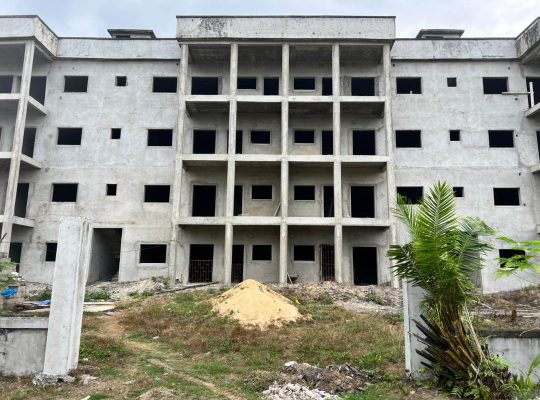 Grand Immeuble inachevé de 16 appartements