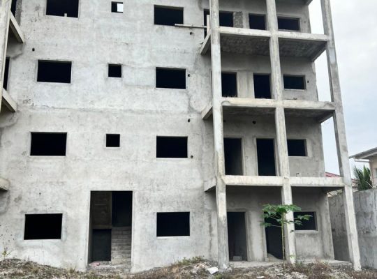 Grand Immeuble inachevé de 16 appartements