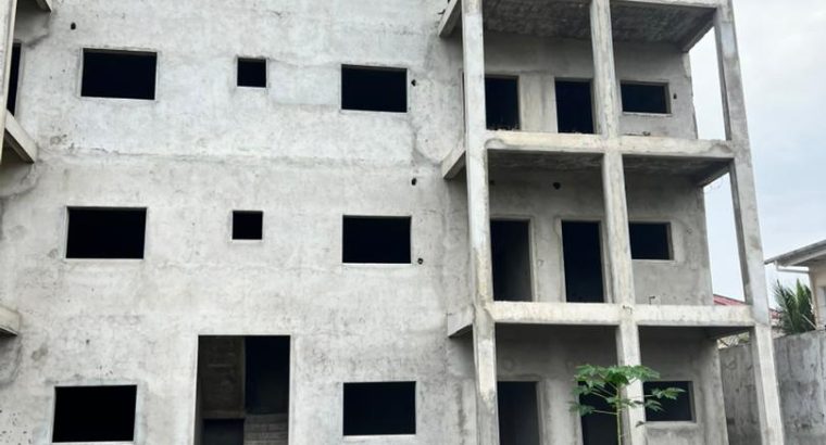 Grand Immeuble inachevé de 16 appartements