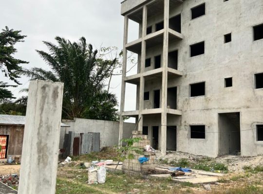 Grand Immeuble inachevé de 16 appartements