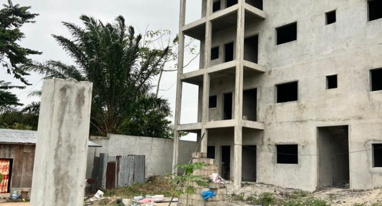 Grand Immeuble inachevé de 16 appartements