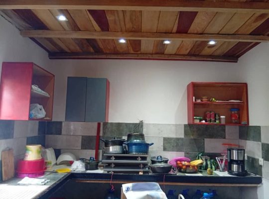 Villa et véhicule à vendre à Alenakiri