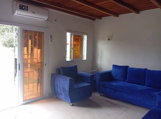 Villa et véhicule à vendre à Alenakiri