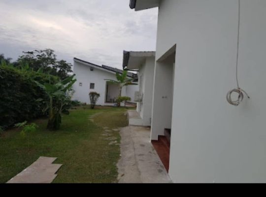 Villa blanche de 5 chambres au total
