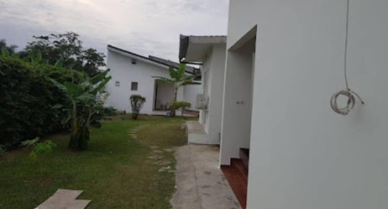 Villa blanche de 5 chambres au total