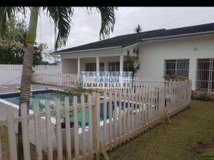 Villa blanche de 5 chambres au total