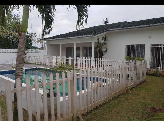Villa blanche de 5 chambres au total