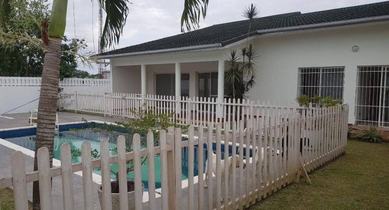 Villa blanche de 5 chambres au total