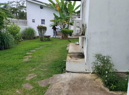 Villa blanche de 5 chambres au total