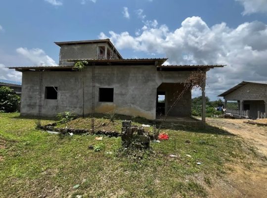 Maison de 3 Chambres à Angondje Amissa