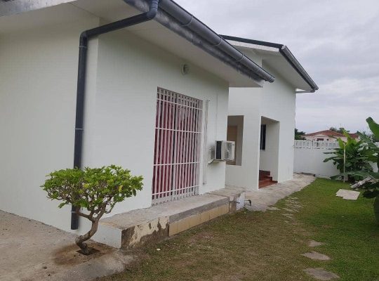 Villa blanche de 5 chambres au total