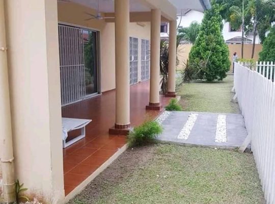 Villa blanche de 5 chambres au total