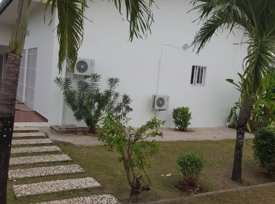 Villa blanche de 5 chambres au total