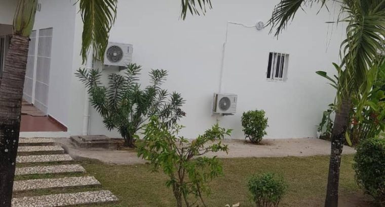 Villa blanche de 5 chambres au total