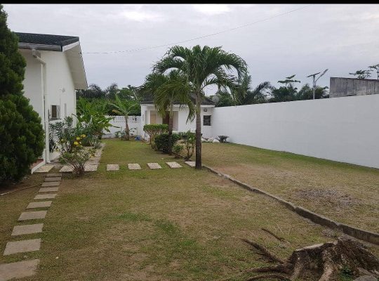Villa blanche de 5 chambres au total