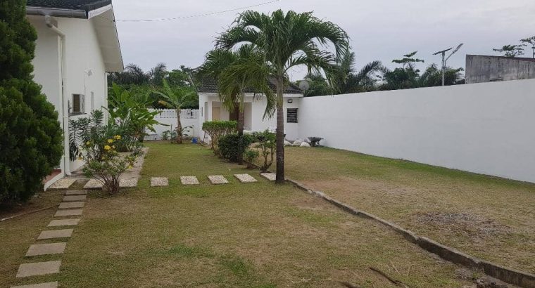 Villa blanche de 5 chambres au total