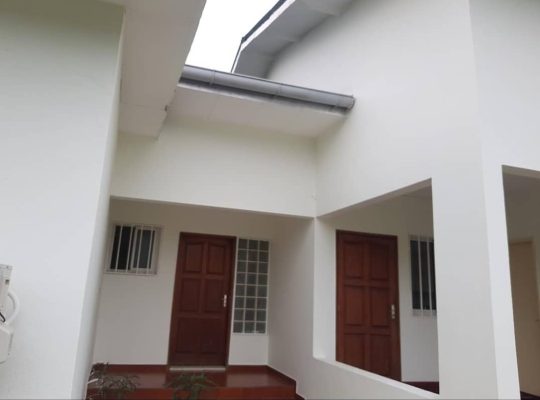 Villa blanche de 5 chambres au total