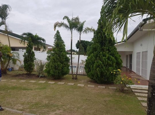 Villa blanche de 5 chambres au total