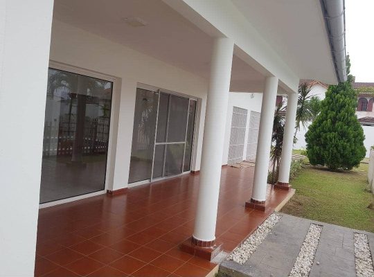 Villa blanche de 5 chambres au total