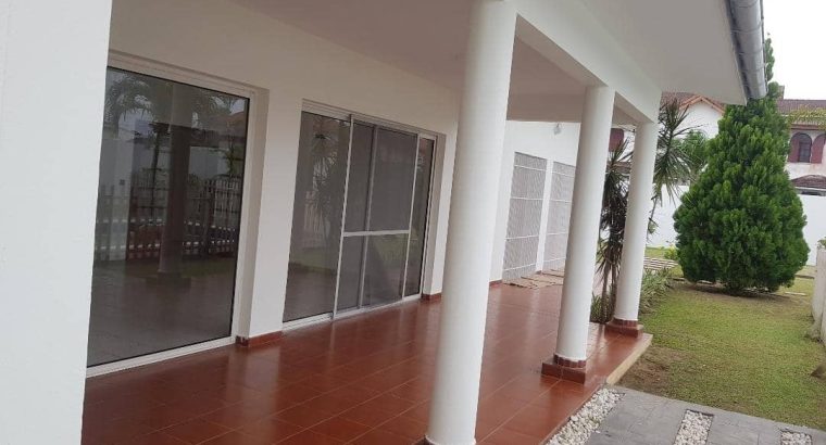 Villa blanche de 5 chambres au total