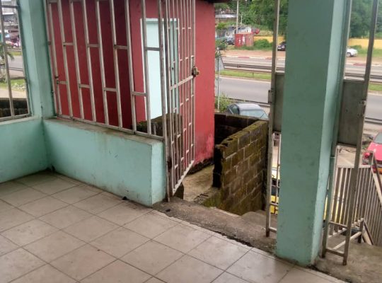 Box commerciaux au PK9 à vendre
